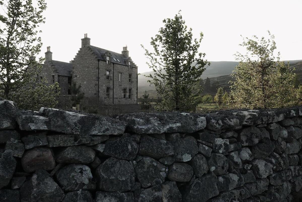 Huswell - Gairnshiel Lodge - Unique & Exclusive Lodge Next To The Castle Ballater Eksteriør billede
