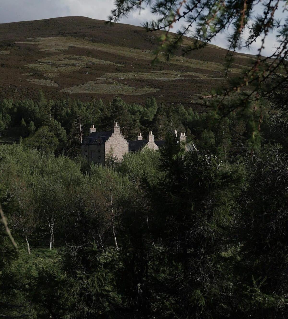 Huswell - Gairnshiel Lodge - Unique & Exclusive Lodge Next To The Castle Ballater Eksteriør billede